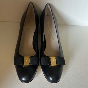 Salvatore Ferragamo Black Leather shoes with bow